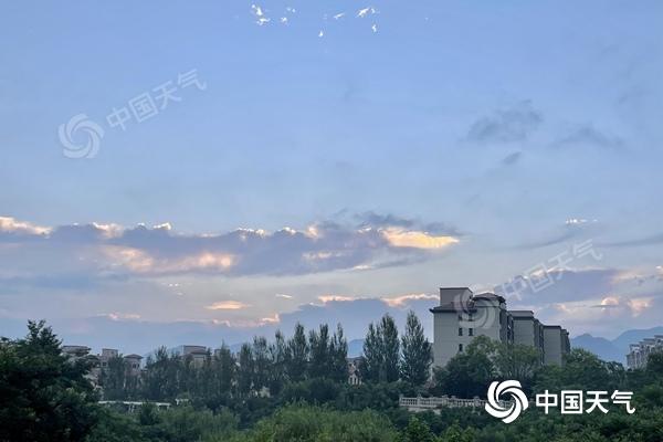 今晨,北京出现“金边云”。(图/中国天色网 王晓) 今晨,北京出现“金边云”。(图/中国天色网 王晓)